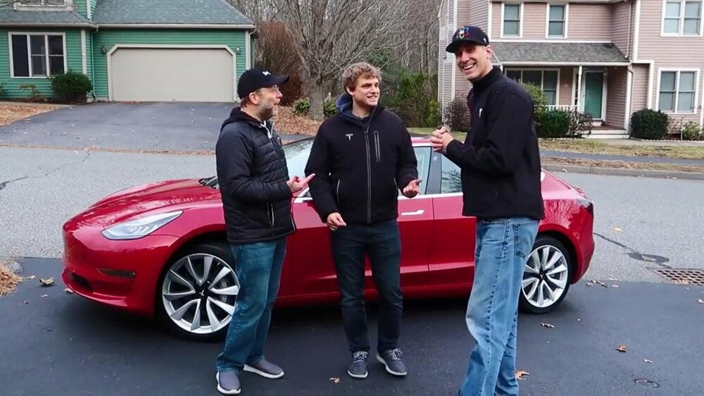 В Tesla Model 3 человек двухметрового роста (201 см или 6’7″) чувствует себя свободно и привольно. 