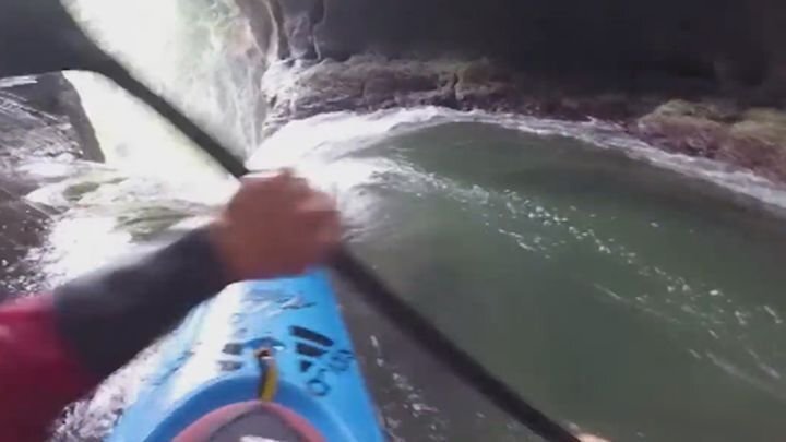Бесстрашный каякер спустился с 39-метрового водопада 