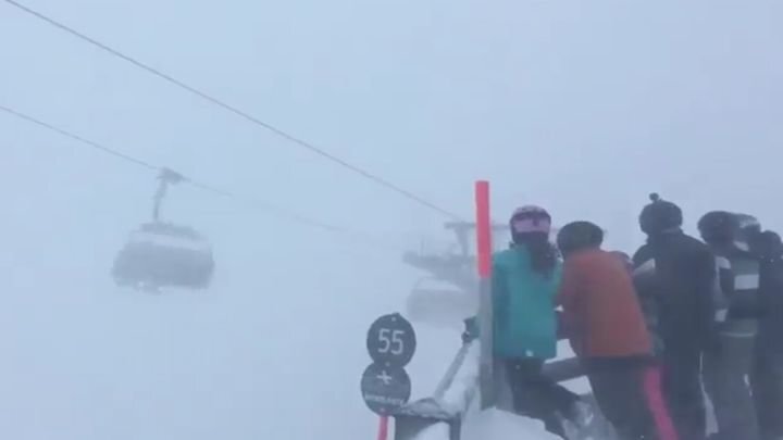 Головокружительный отдых: Лыжники застряли в раскачивающейся кабине-гондоле 