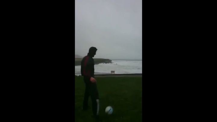 Ирландский футболист "сыграл в мяч"  с ураганом «Элеонор» 