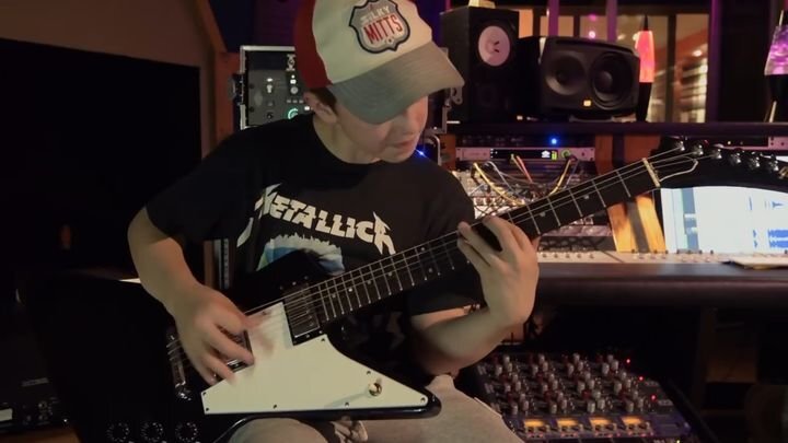 13-летний музыкант сыграл известную песню группы Metallica 