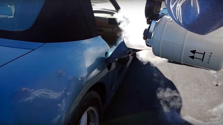 Эксперимент: три литра жидкого азота залили в бензобак автомобиля 