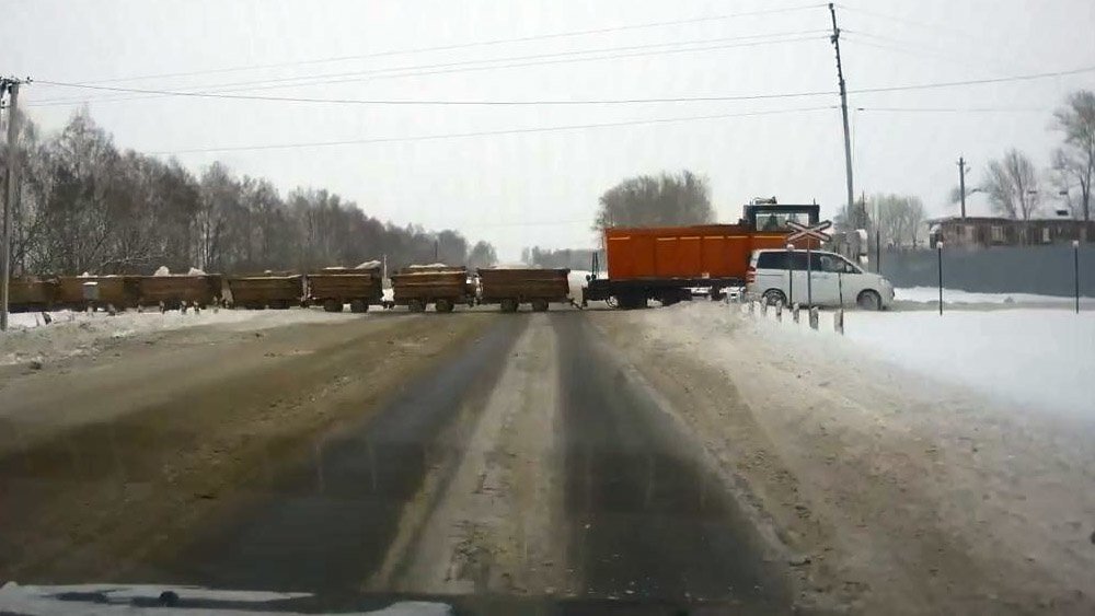 В Нижегородской области поезд с вагонетками протаранил легковой автомобиль 