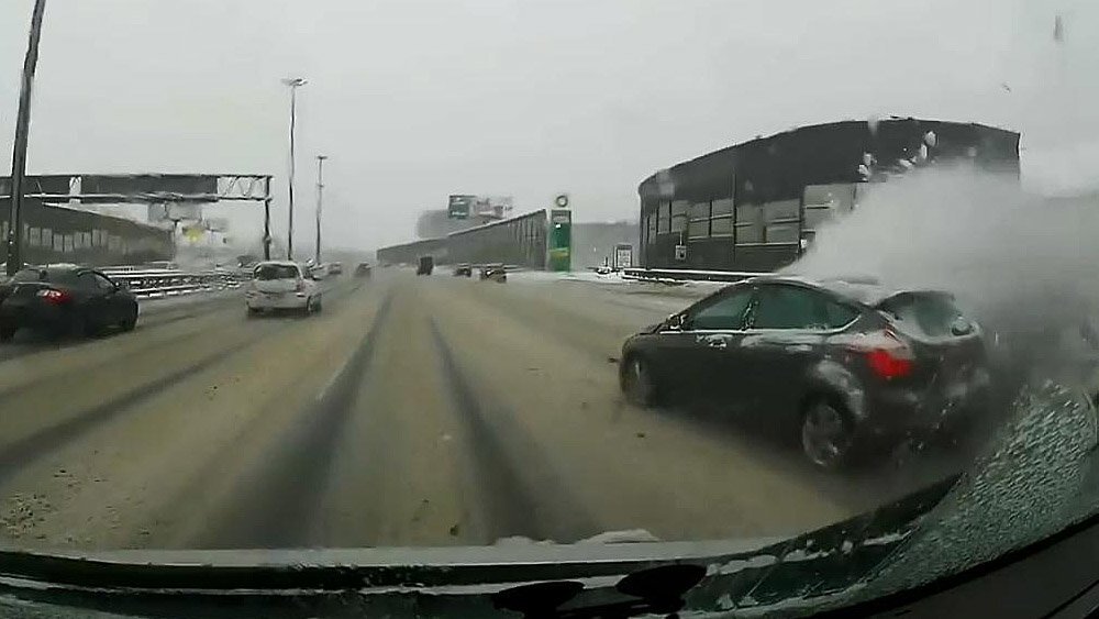 Снежно в Москве. Авария на Ярославском шоссе 