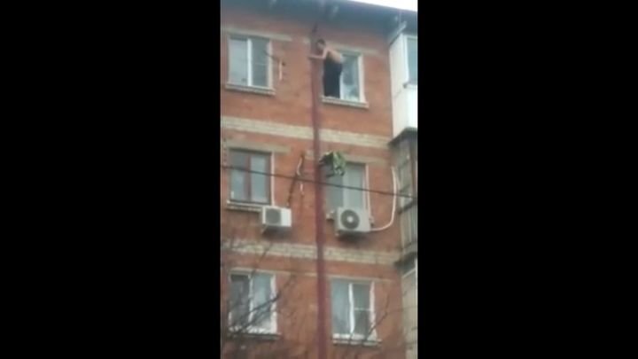 Полет наркомана с пятого этажа в Краснодаре  