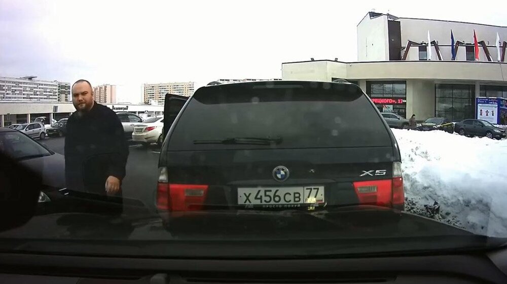 Женщина с ребенком получила струю из перцового баллончика на парковке в Зеленограде