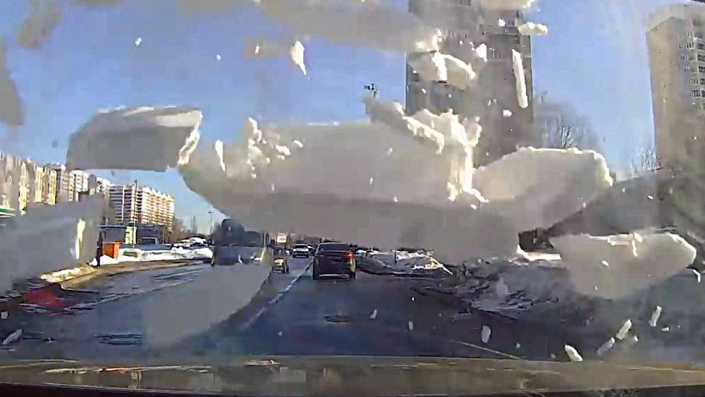 Снег упал на машину с надземного пешеходного перехода 
