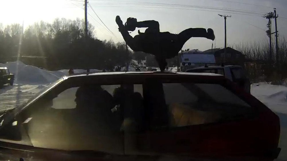 Пешеход перелетел через автомобиль в Челябинской области 