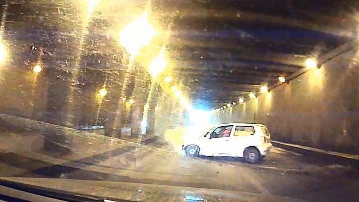 Девушка попала в аварию в тоннеле под площадью Победы в Санкт-Петербурге  