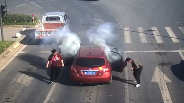 Китайский торговец решил закурить в салоне автомобиля с петардами 