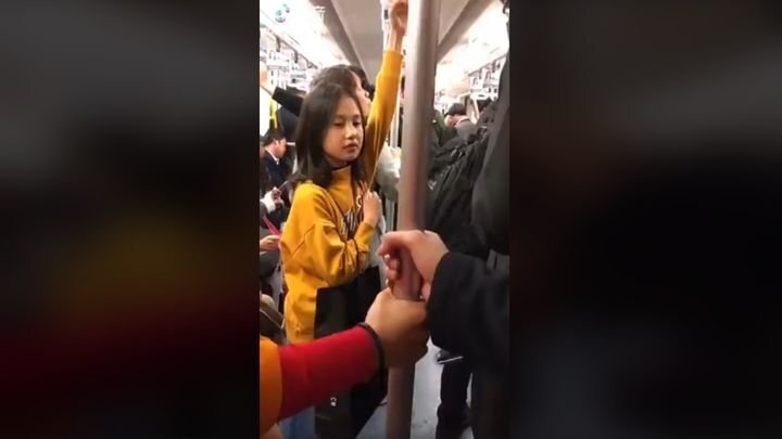 Причудливая реакция азиатов на прикосновения в метро 