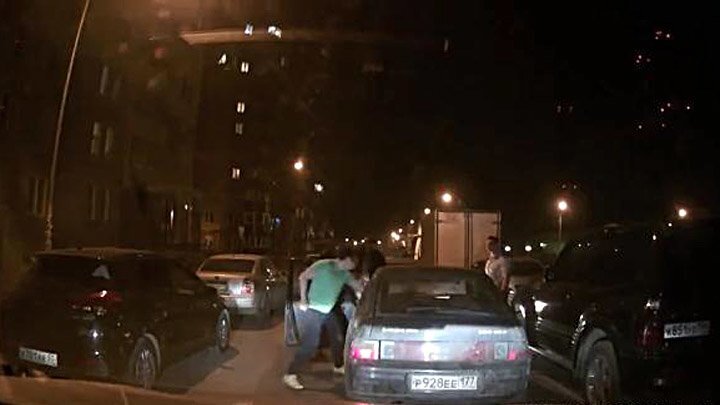 Пьяная компания напала на водителя ВАЗа в Балашихе 