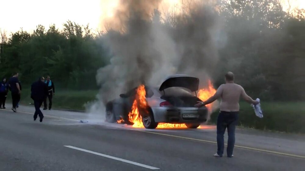 В Ростовской области на обочине дороги полностью сгорел BMW 