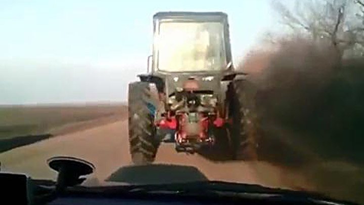 Сельский форсаж: гоночный трактор уходит в точку 