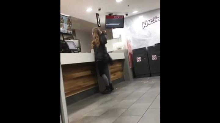 Пьяная девушка громит ресторан KFC в Австралии 