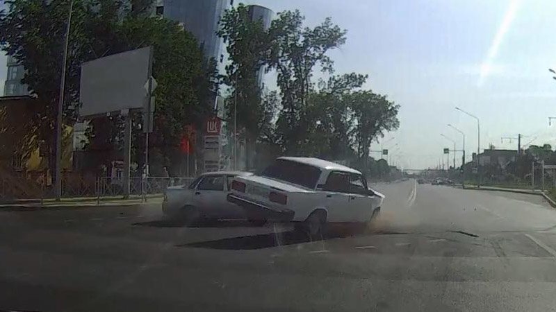 Пять человек пострадали в Краснодаре из-за невнимательности одного водителя 
