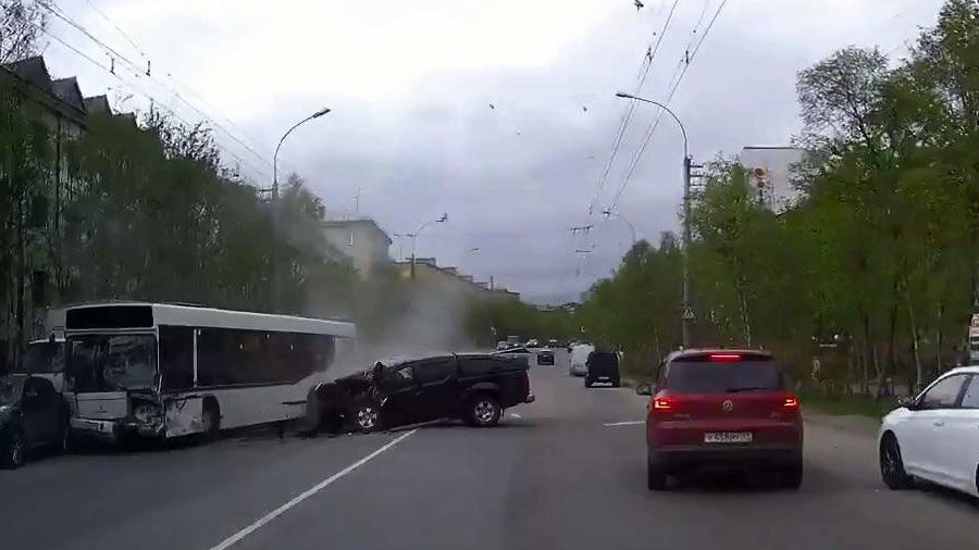 Авария дня. В Мурманске погиб водитель, устроивший ДТП с автобусом 