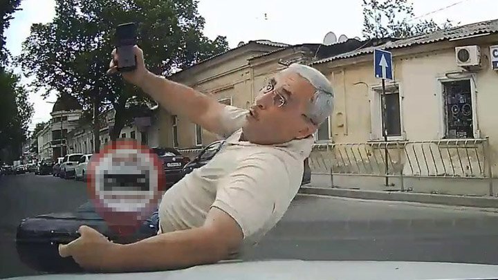 Притворился сбитым: в Симферополе мужчина с телефоном бросился на капот автомобиля 