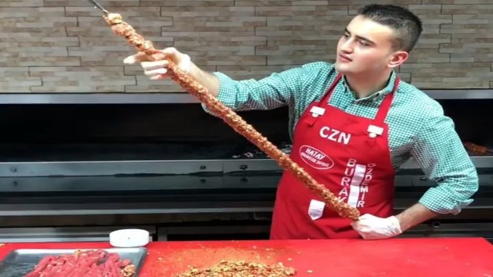 Турецкий повар показал, как он готовит свой фирменный гигантский люля-кебаб 