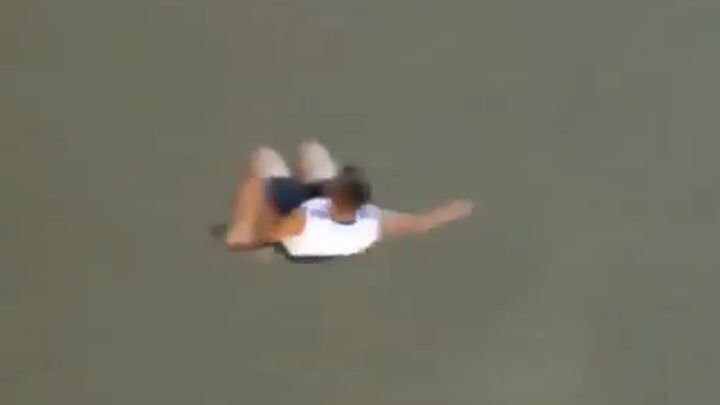Очевидец снял на видео неудачный прыжок парня в воду  