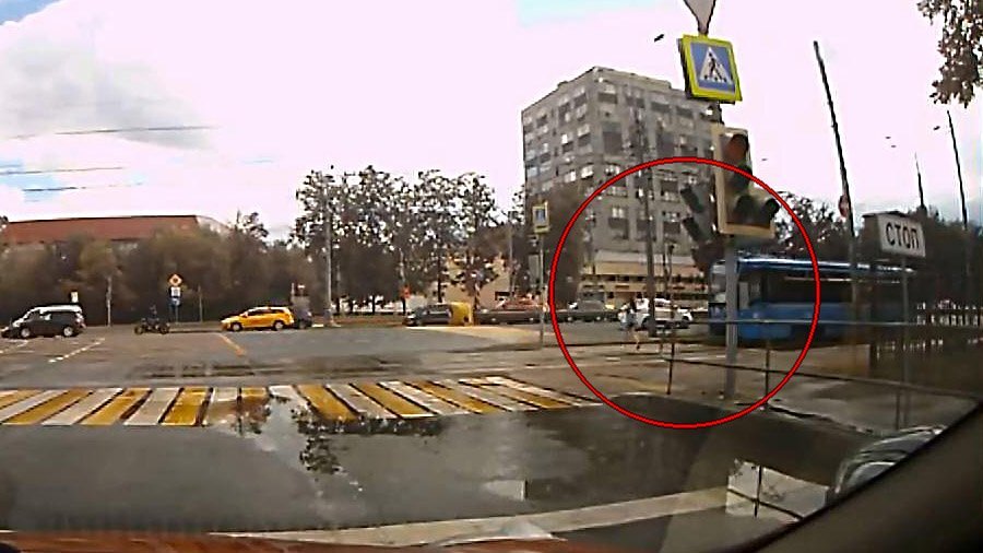 Авария дня.  В Москве девушка попала под травмвай 