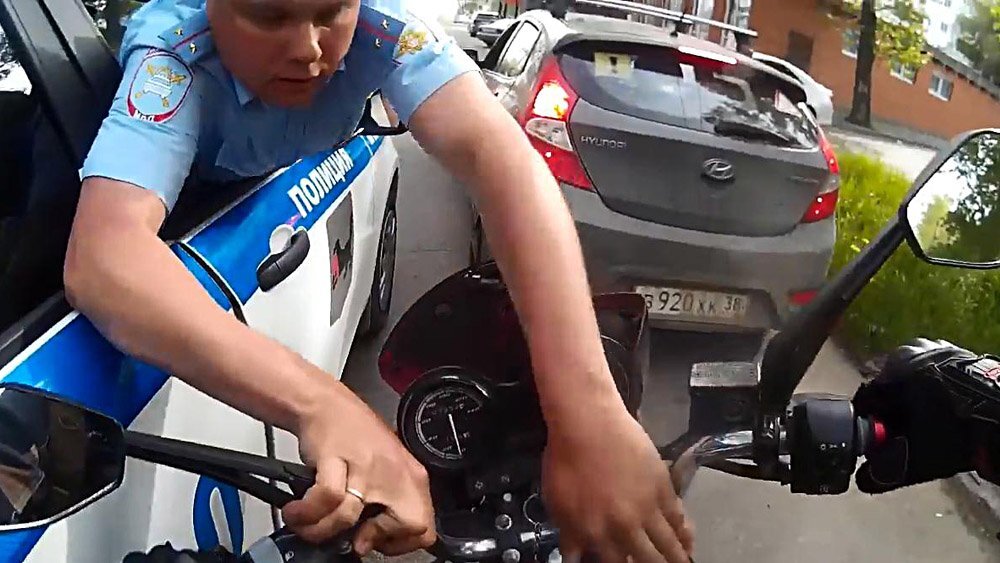 Видео погони за мотоциклистом, который пытался скрыться во дворах 