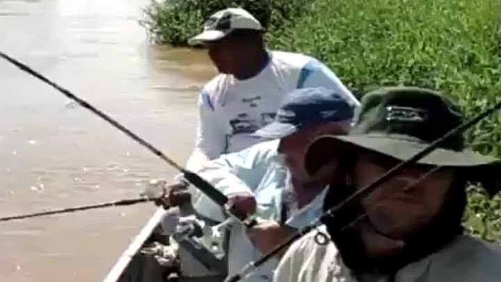 Не трогай мою рыбу! Рыбак помешал наглому крокодилу украсть улов 