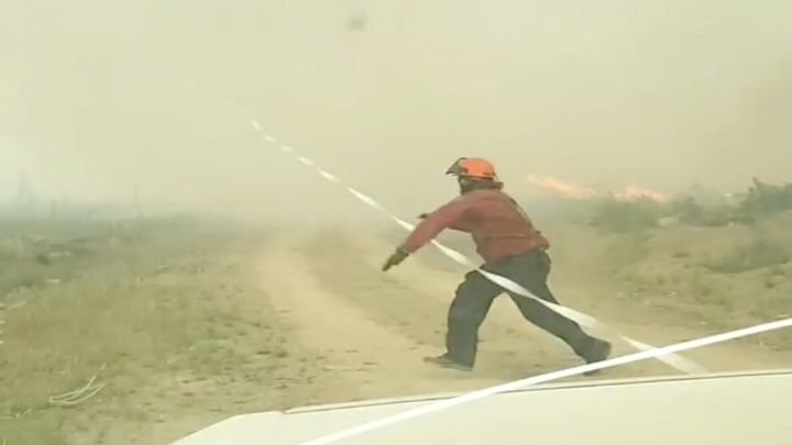 Канадские пожарные пытаются вытащить пожарный рукав из смерча 