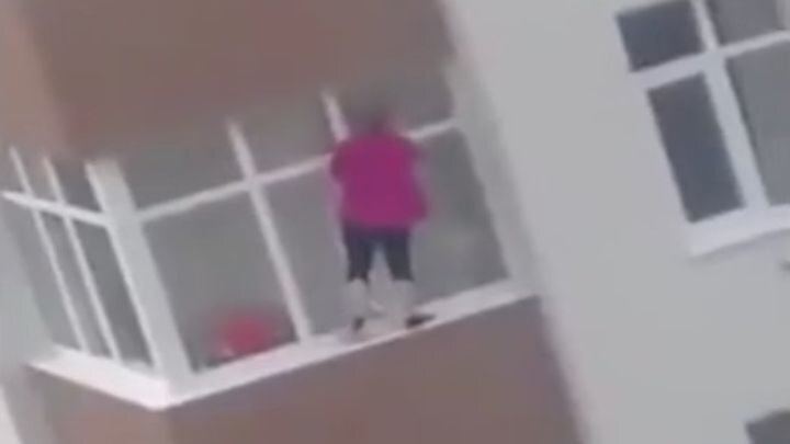 Суровая иркутская домохозяйка моет окна без страховки 