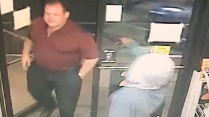 Невозмутимый покупатель проигнорировал грабителя в магазине Лас-Вегаса 