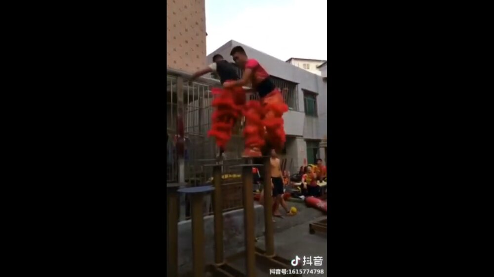 Непростая тренировка китайских танцоров 