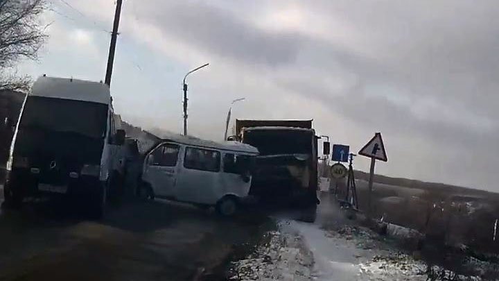 Авария дня. В Луганской области грузовик без тормозов устроил замес с погибшими 