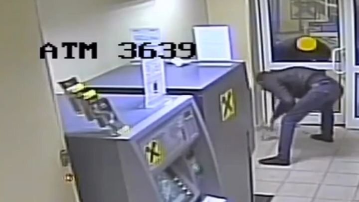 Оригинальное ограбление банкомата в Москве 