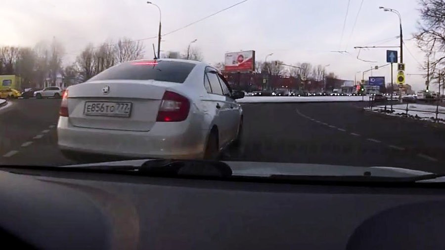 Трудности проезда перекрестка с круговым движением в Москве 