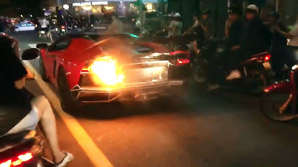 Огонь из выхлопа: во Вьетнаме загорелся Lamborghini Aventador 