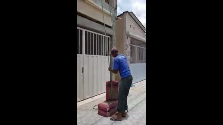 В Бразилии рабочий попытался облегчить свой труд 