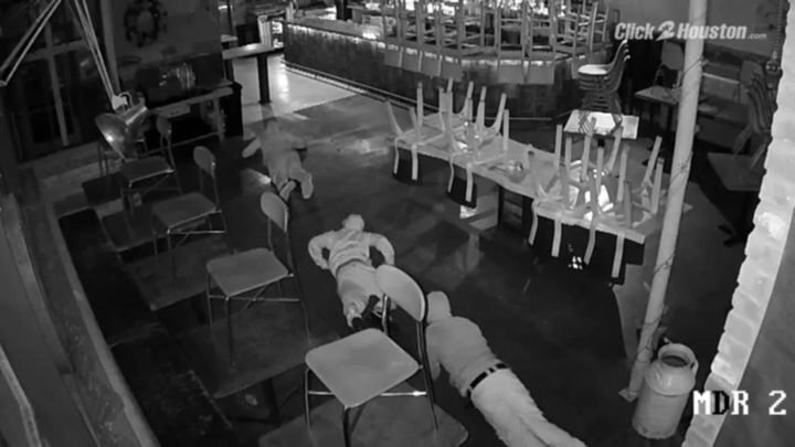 Грабители протерли собой пол в закусочной, чтобы не засветить лица на камеры 