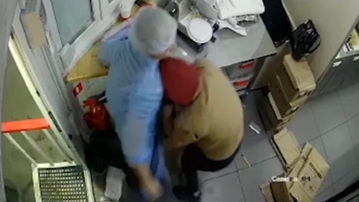 Приморские налетчики в масках и с пистолетом ограбили кафе и избили продавца 
