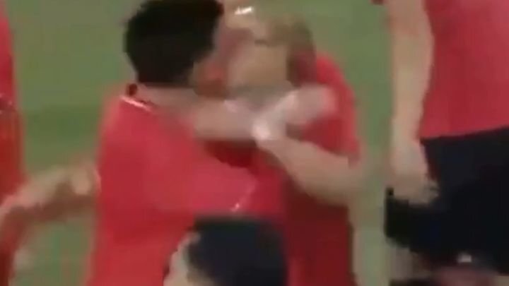 Вьетнамский футболист попытался поцеловать своего тренера  в честь победы на чемпионате  