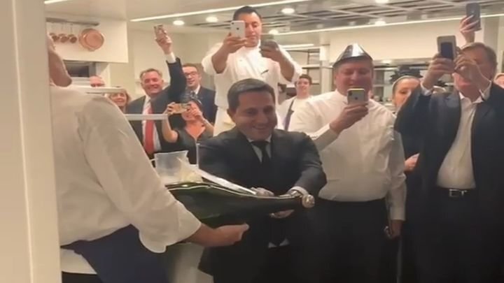 Менеджер ресторана опозорился перед коллегами, пытаясь эффектно открыть 15-литровую бутылку шампанского 