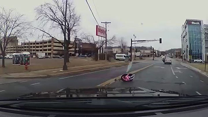 Малыш выпал из движущейся машины в Миннесоте 