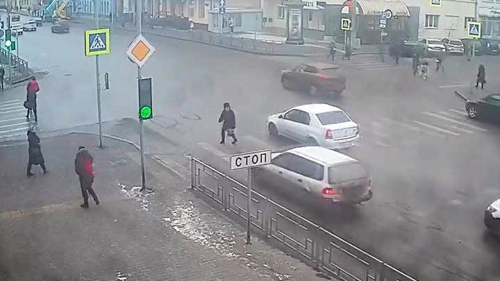 Доставил в больницу и уехал: в Красноярске разыскивают водителя, сбившего пешехода 