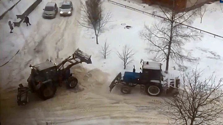 Взаимовыручка московских трактористов в трудную минуту 