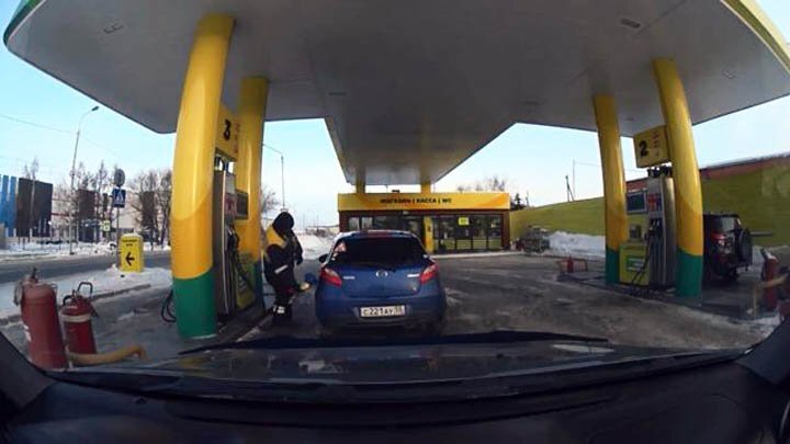 Работник АЗС в Омске ворует бензин у водителей 