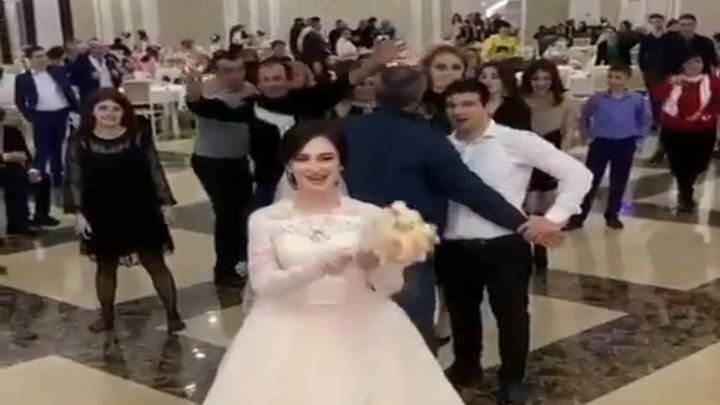 Ловля букета на дагестанской свадьбе чуть не закончилась дракой 