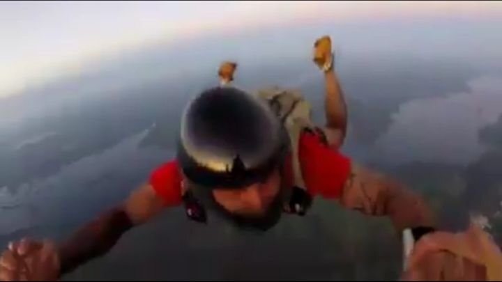 Парашютист снял борьбу за собственную жизнь после нераскрытия парашюта 
