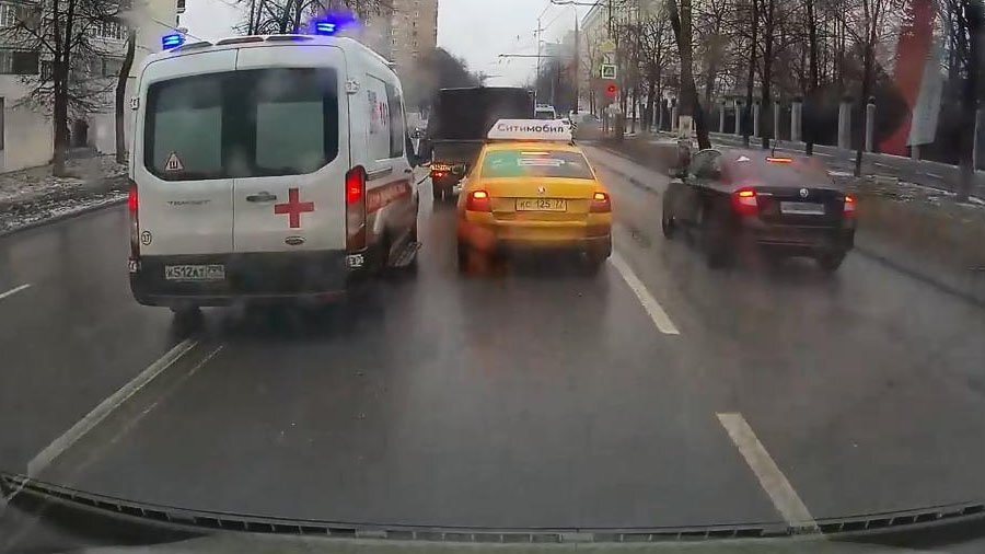 Дорожные разборки в Москве: карета скорой помощи против такси 