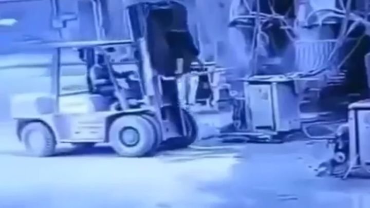 Тупой и ещё тупее: инцидент с вилочным погрузчиком на китайском складе 