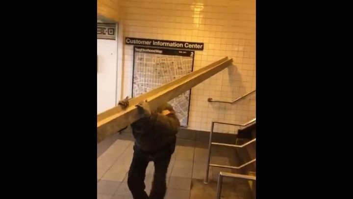 Попытка пронести двутавровую балку в метро Нью-Йорка 
