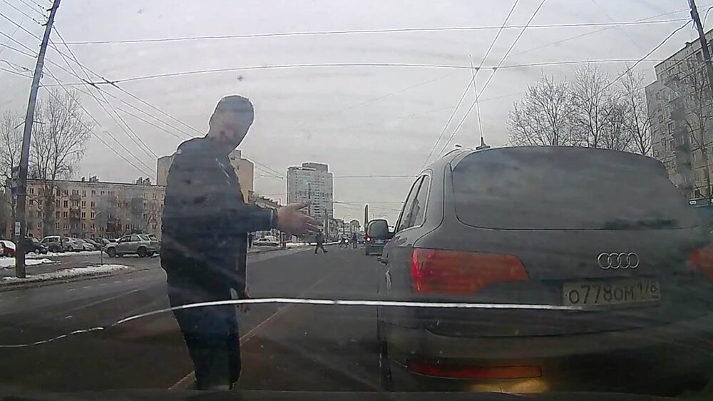В Петербурге водитель утихомирил агрессора газовым баллончиком 